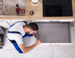 professionnel qui monte une cuisine