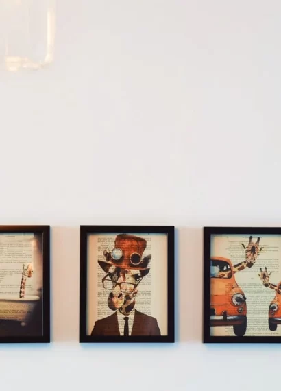 Quatre peintures sur le mur