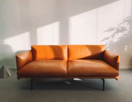 Un canapé en cuir