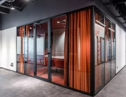Une porte vitrée