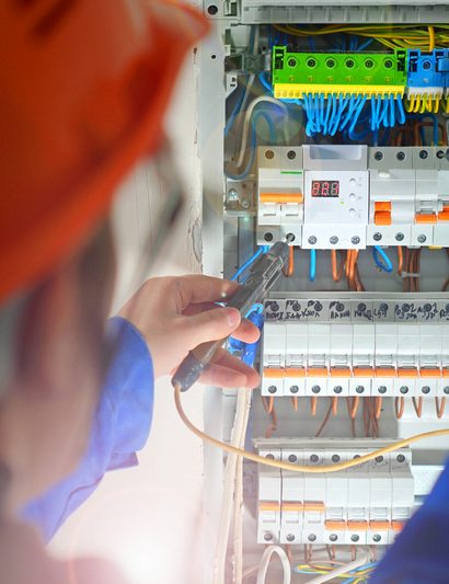 électricien dans un tableau électrique