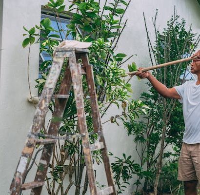 Un homme en train de faire de la peinture