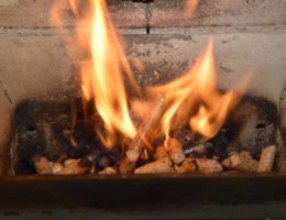 flamme dans un poêle à granulés