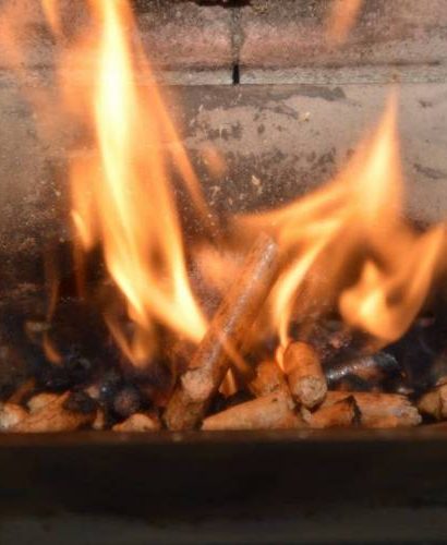 flamme dans un poêle à granulés