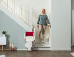 personne en monte-escalier