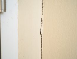 fissure sur le mur d'une maison