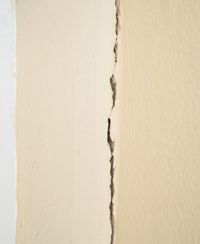 fissure sur le mur d'une maison