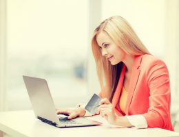 femme qui simule un rachat de crédit immobilier