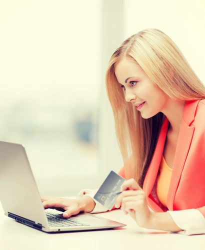 femme qui simule un rachat de crédit immobilier