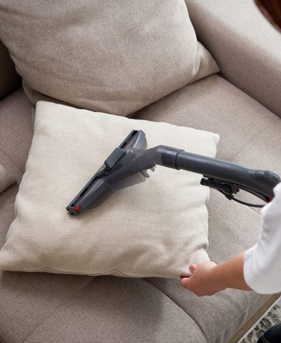 femme qui nettoie avec un aspirateur laveur