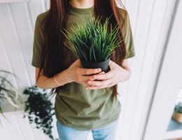 femme qui tient un pot de fleurs