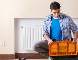 homme qui bricole son chauffage