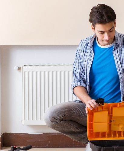 homme qui bricole son chauffage