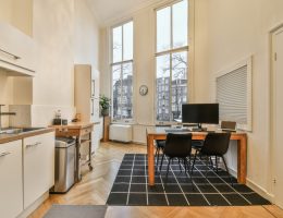 chaises scandinaves dans une cuisine