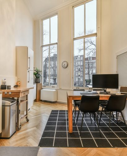 chaises scandinaves dans une cuisine