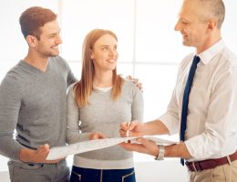 couple qui compare un contrat d'assurance