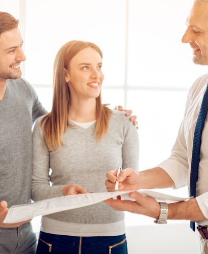 couple qui compare un contrat d'assurance