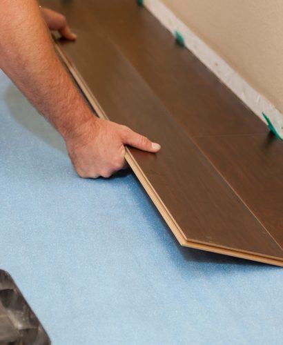 montage de parquet stratifié