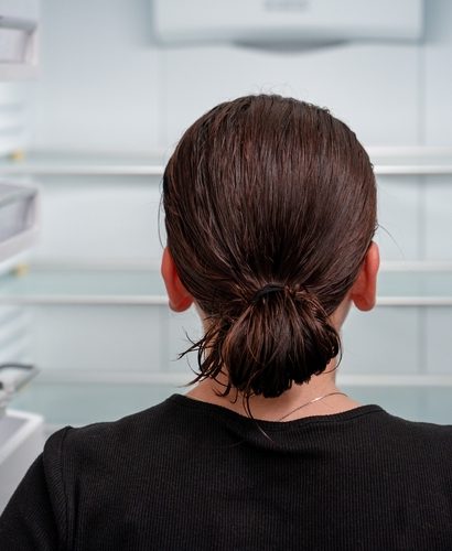 femme devant un frigo vide