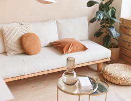 salon beige décoré avec des accessoires