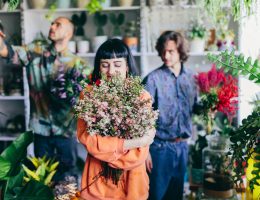 femme avec un bouquet dans les mains