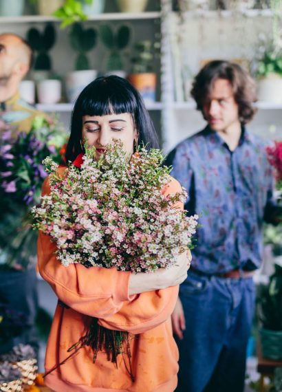 femme avec un bouquet dans les mains