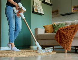 femme qui passe l'aspirateur