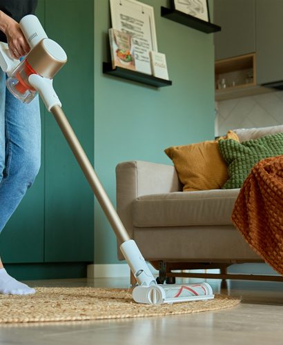 femme qui passe l'aspirateur