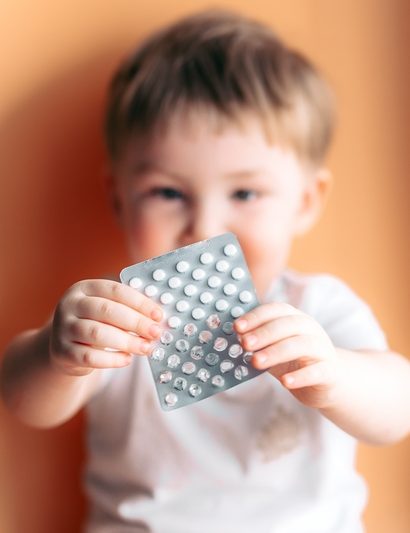 enfants qui tient une plaquette de médiaments