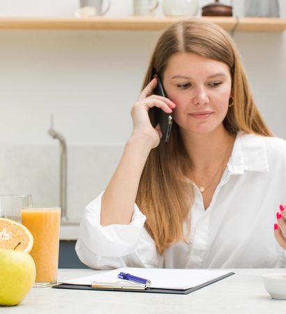 femme qui étudie une boite de compléments alimenatires