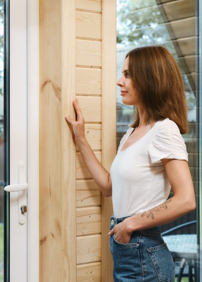 femme dans un chalet en bois