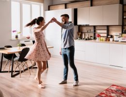 couple dans une maison moderne décorée