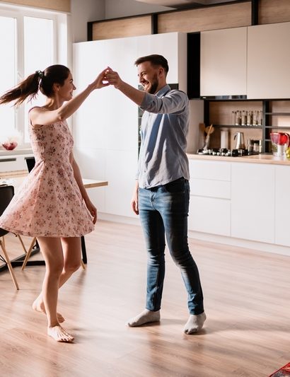 couple dans une maison moderne décorée
