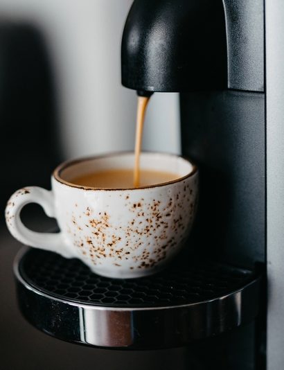 café qui coule dans une tasse