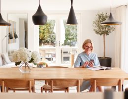 femme dans sa salle à manger