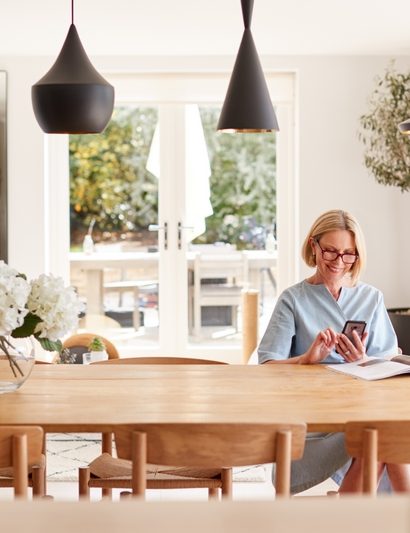 femme dans sa salle à manger
