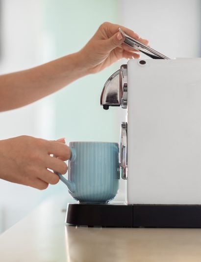 femme qui se fait un café
