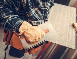 artisan qui pose du carrelage effet parquet