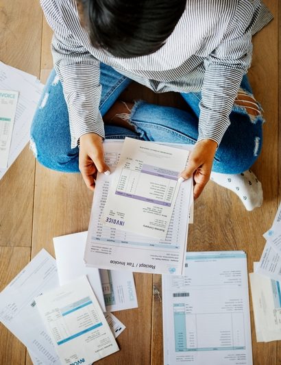 femme qui trie des documents