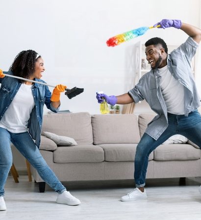 couple qui fait un ménage de printemps