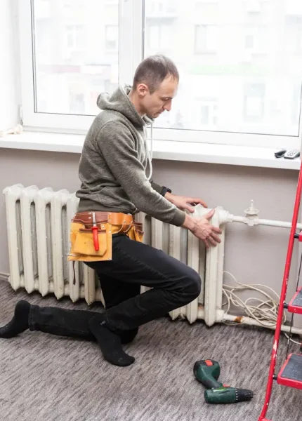 Un homme qui travaille sur un radiateur