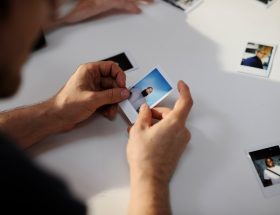 personne qui tient de photos dans la main